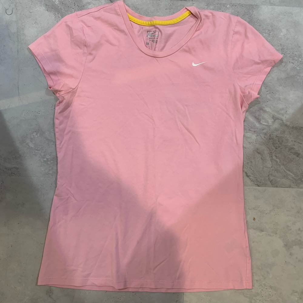 Nike Women’s Pink T-Shirt 🌸